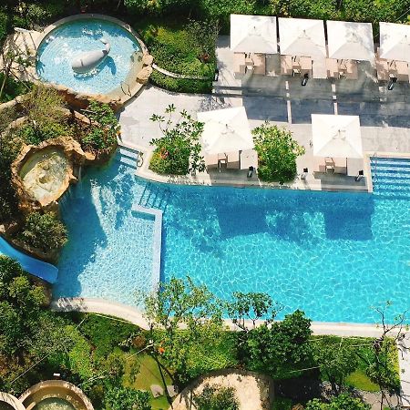 Mu Jiaoxi Hotel Kültér fotó The swimming pool at the hotel