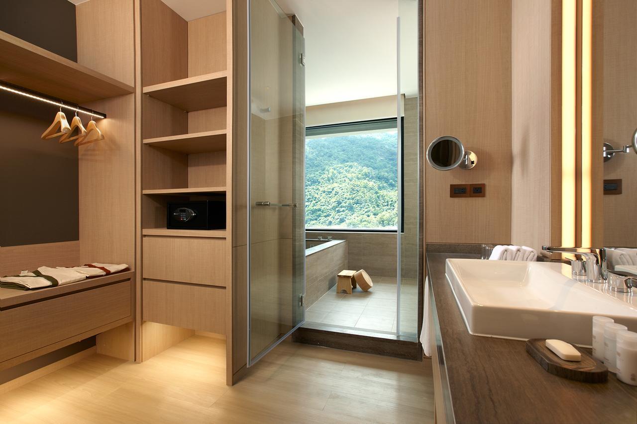 Mu Jiaoxi Hotel Kültér fotó A bathroom in a hotel
