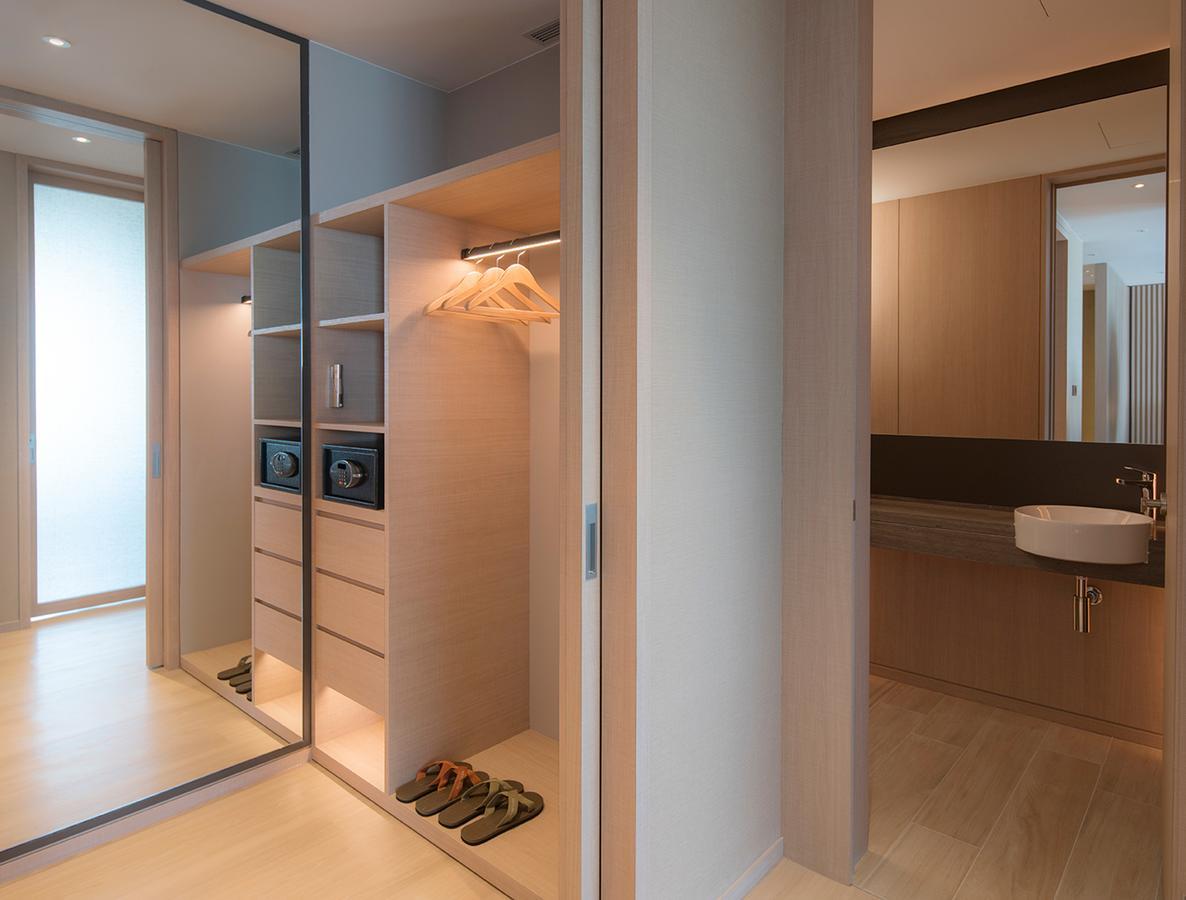 Mu Jiaoxi Hotel Kültér fotó A walk-in wardrobe