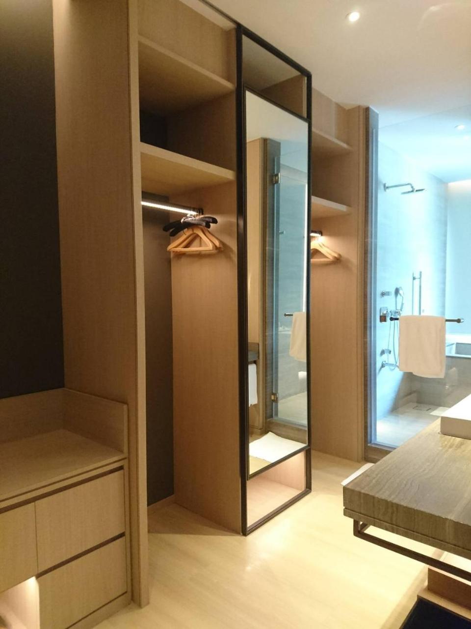 Mu Jiaoxi Hotel Kültér fotó A walk-in wardrobe