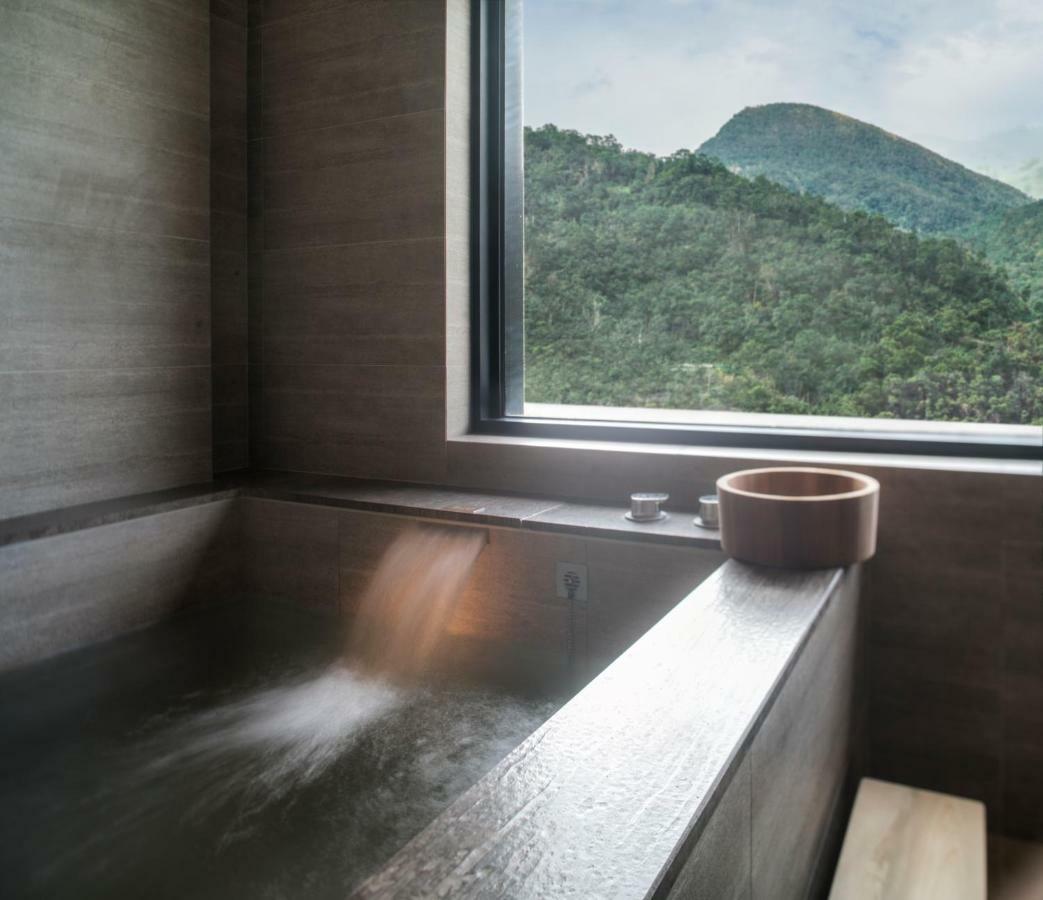 Mu Jiaoxi Hotel Kültér fotó A modern onsen bath
